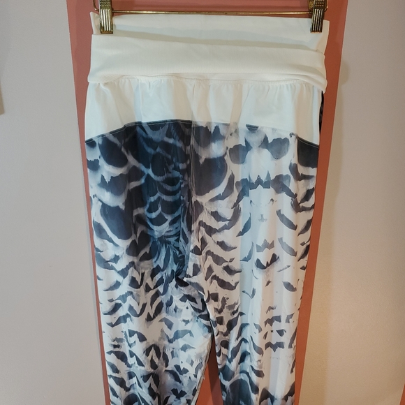 Lululemon Women's Dance To Yoga Crop Pant - Picture 6 of 8